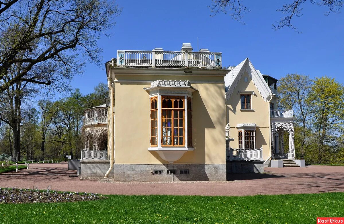 Парк александрия в петергофе дворец коттедж. Коттедж александрия петергоф музей. Коттедж александрия петергоф музей. Александрия петергоф дворец коттедж. Парк александрия дворец коттедж.