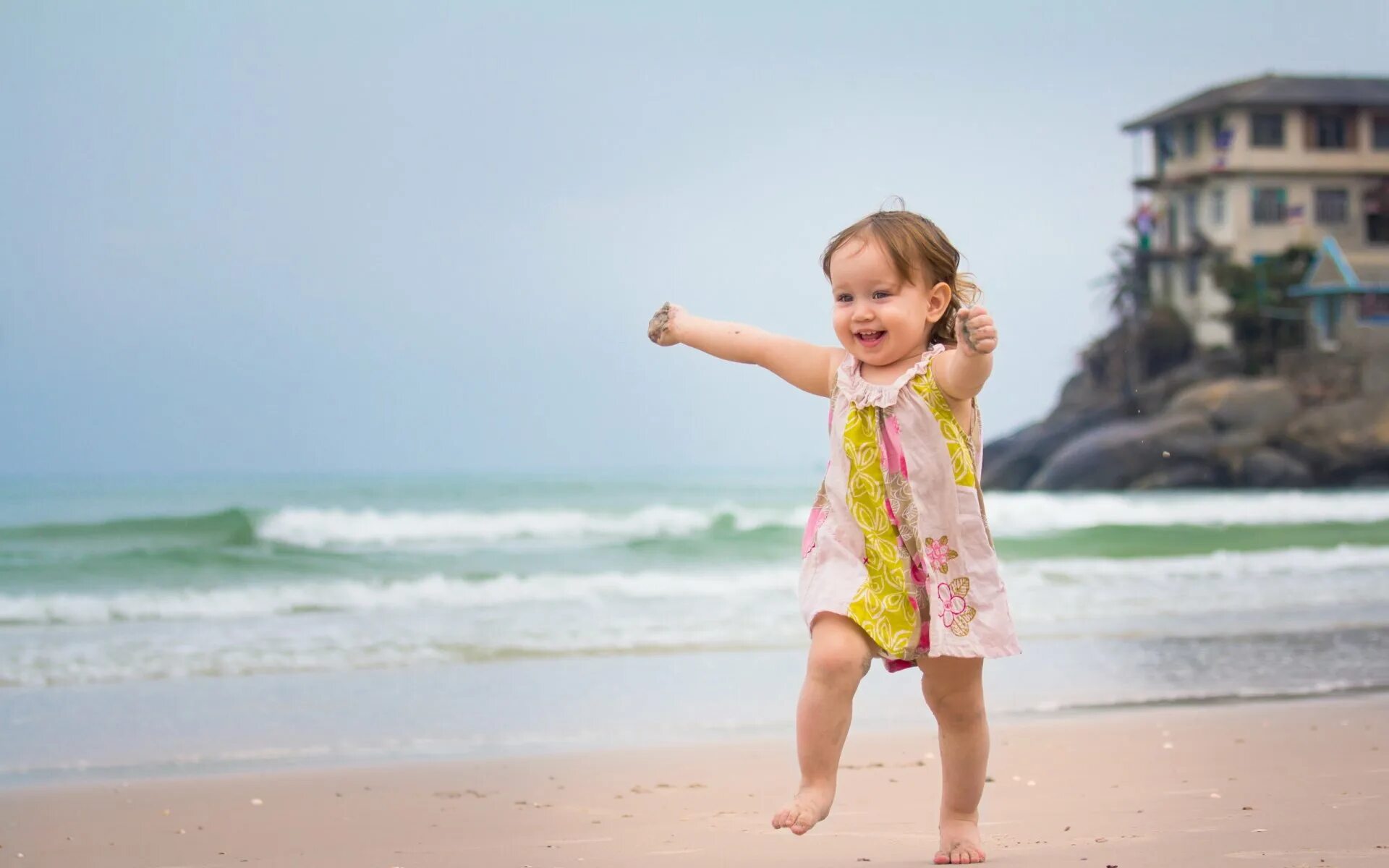 Kids be happy. Дети на море. Счастливые дети на море. Море дети радость. Счастливый ребенок.