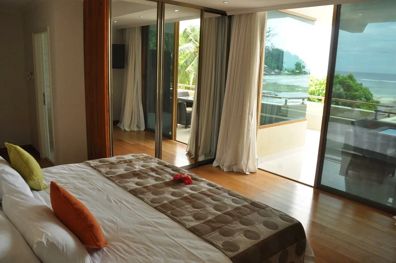 Crown beach hotel seychelles. Crown resorts. Горизонт на кипре. Crown beach hotel guest house мальдивы. Crown resorts horizon.
