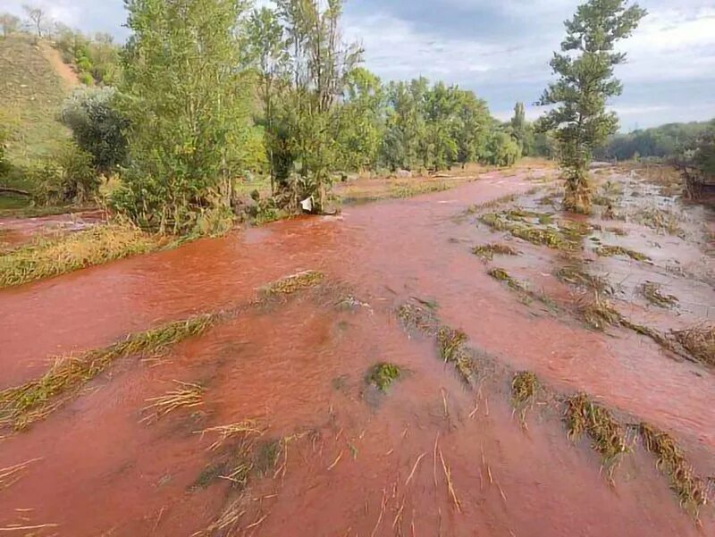 Красная река. Река окрасилась в красный. Вода река. Река с красной водой. Новости про воду