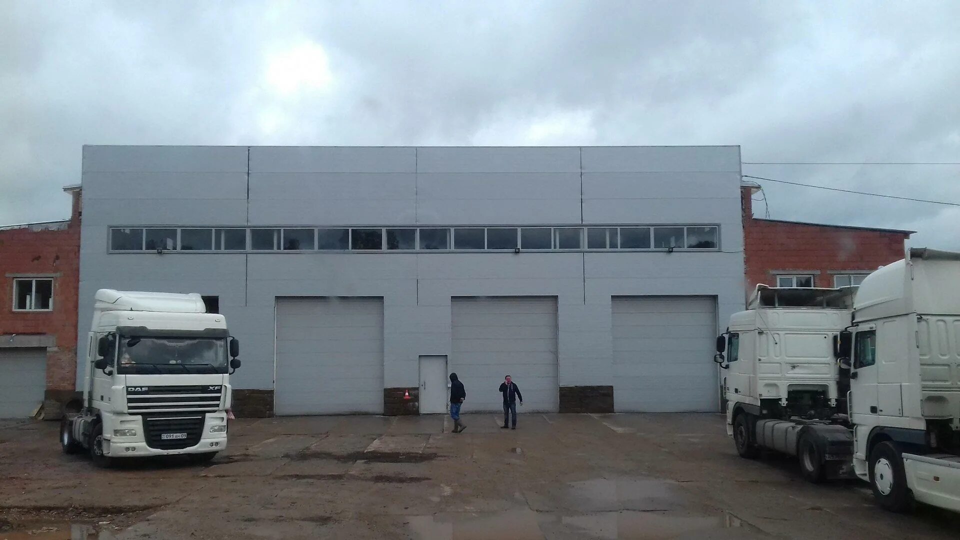 Глобал трак сервис зеленоград. Сервис daf 105 xf. Грузовой автосервис. Мастерская по ремонту грузовых автомобилей. Грузовой автосервис.