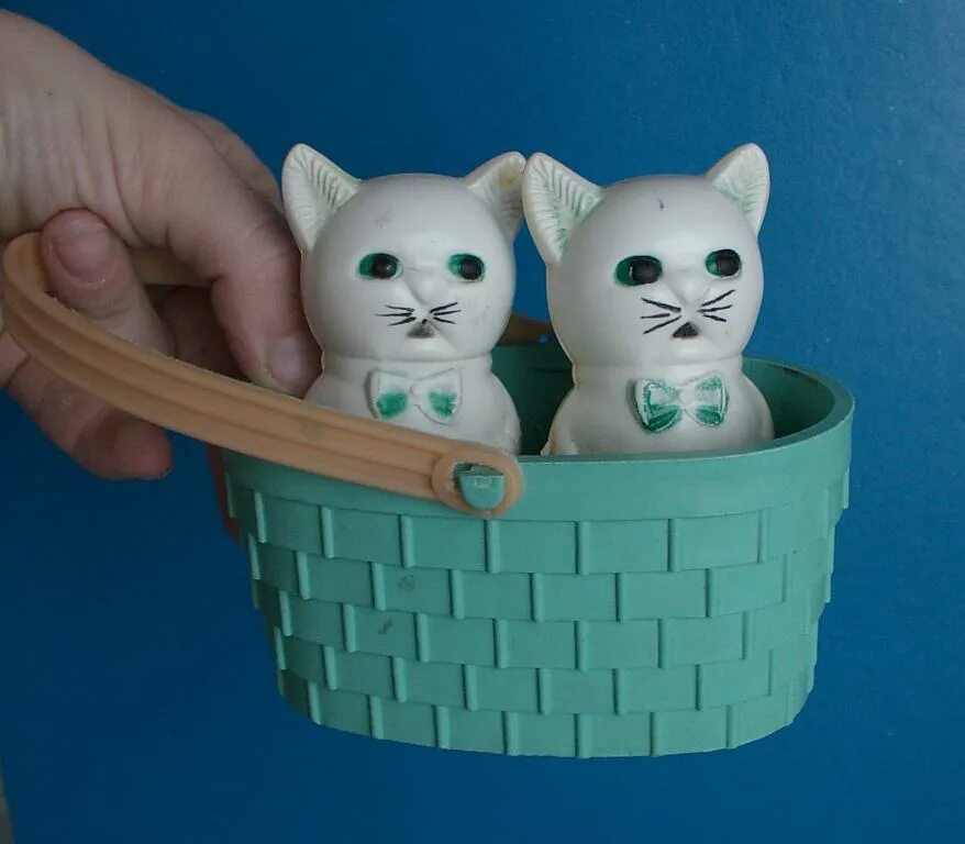 Советские игрушки кот. Игрушка котята в корзинке. советская игрушка котята в корзине. советская игрушка кот. пластмассовые котята.