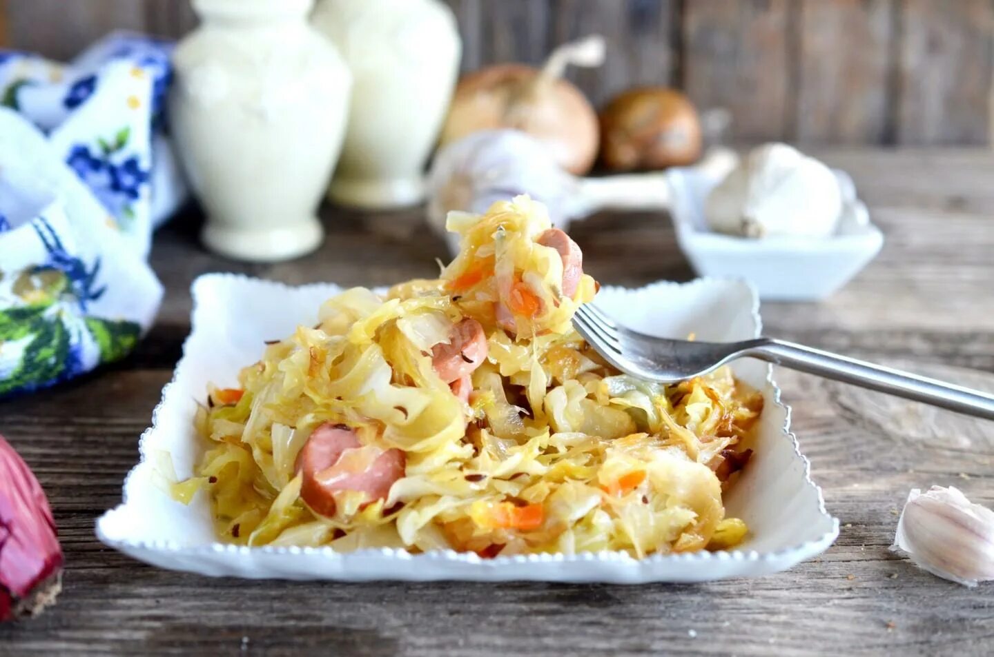 Тушеная квашеная капуста по немецки. Немецкая квашеная капуста Sauerkraut. Sauerkraut немецкая тушеная капуста. Кислая капуста зауэркраут (Sauerkraut). Капуста зауэркраут в Германии.