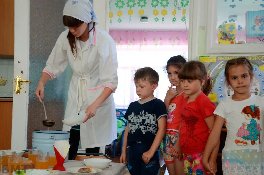 Няня в детском саду. Помощник воспитателя. Профессия младший воспитатель детского сада. Воспитатель детского сада. Помощь младшего воспитателя воспитателю.
