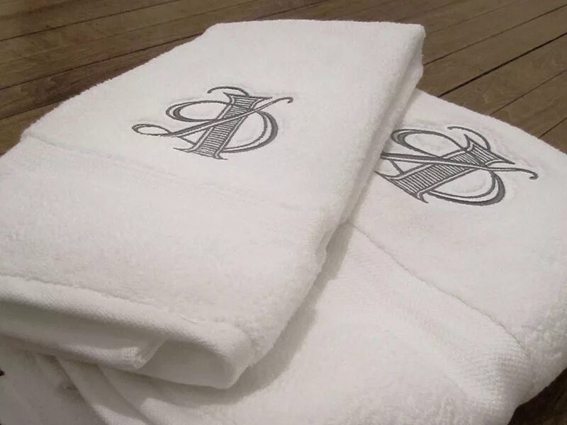 Полотенца умершего. Полотенце махровое с вышивкой логотипа. Полотенце с логотипом. Вышивка логотипа на полотенце. Махровое полотенце с логотипом.