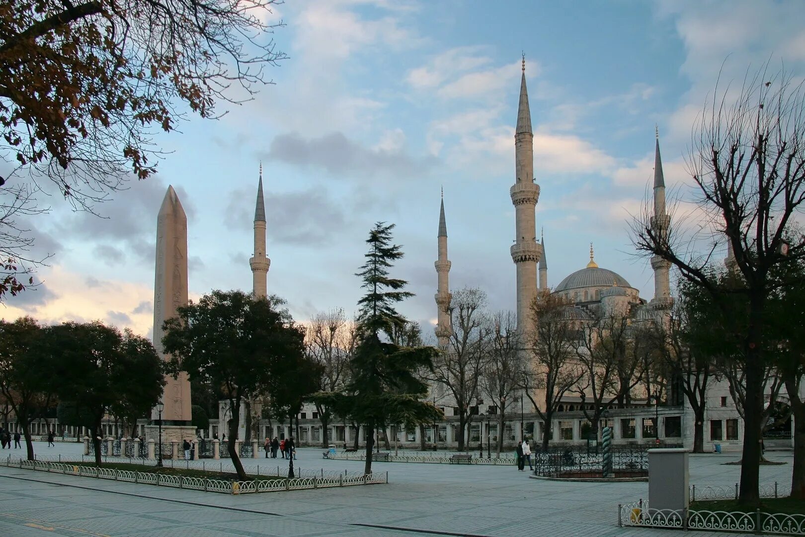 Султанахмет отзывы. Султанахмет (площадь). Султанахмет Стамбул кормушки. Площадь Султанахмет и голубая мечеть. Мечеть Фатих в Стамбуле.