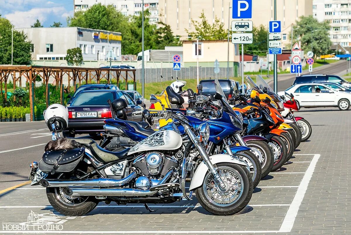 Можно ли парковать мотоцикл. Стоянка мотоциклов. Парковка для мотоцикла. Парковка для мопедов. Мотоцикл в паркинге.