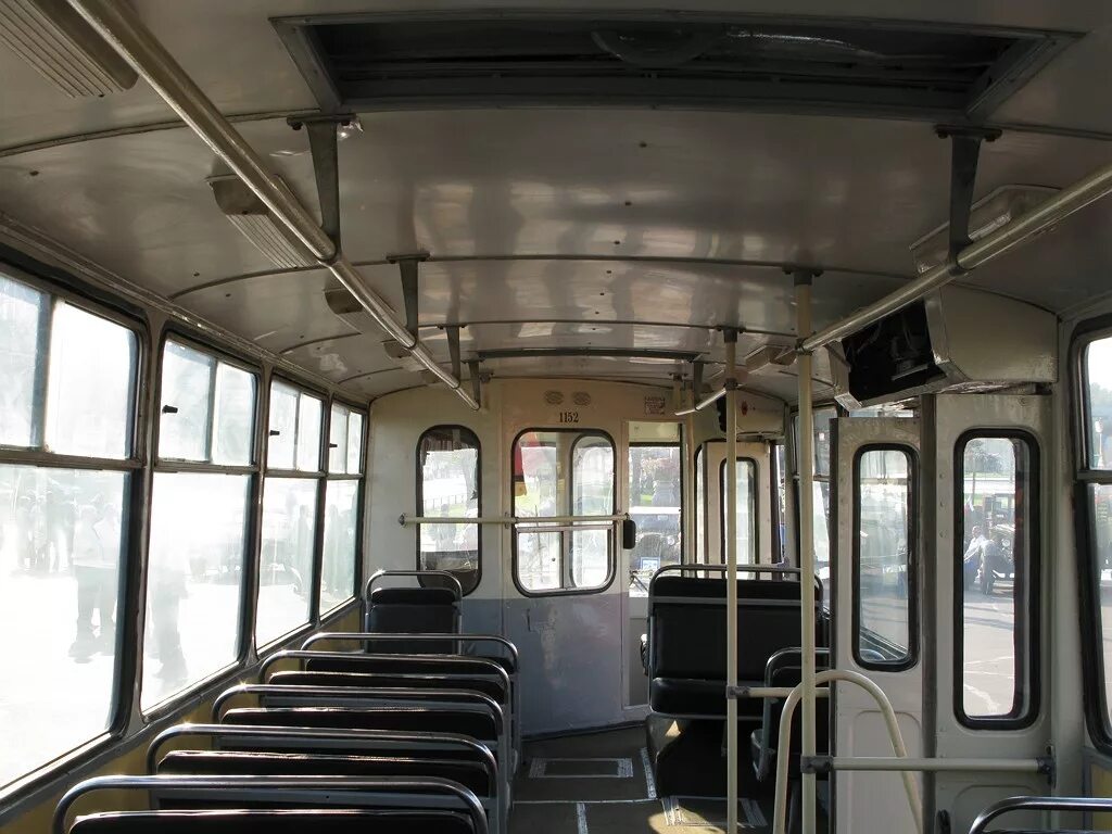 Зиу-682 кабина. Троллейбус зиу 682. Салон троллейбуса зиу 682г. Троллейбус зиу 9 салон. Зиу 682 салон.