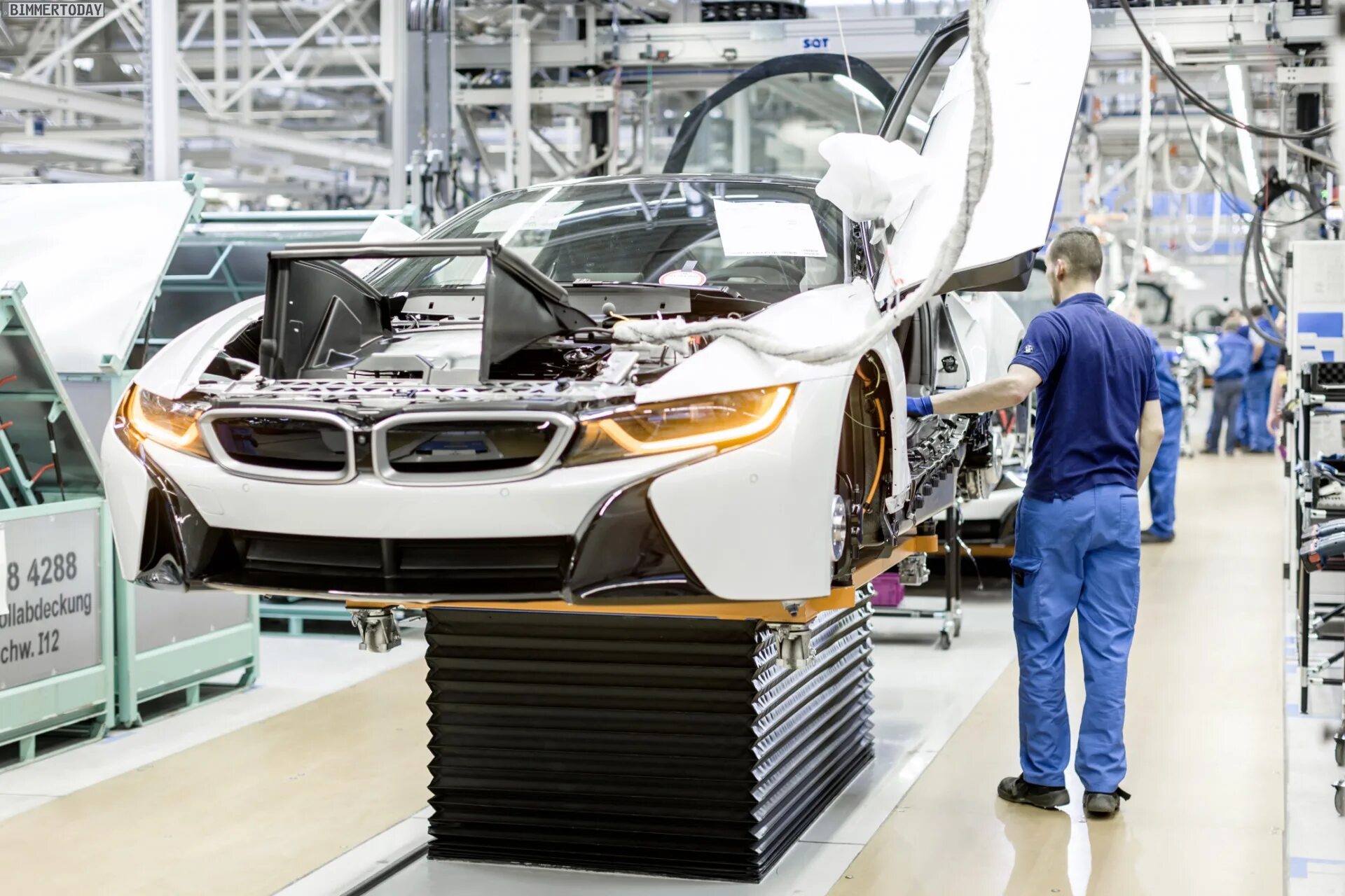 BMW i8 Production. Конвейер БМВ. Автотор БМВ. Сборочный конвейер БМВ. Производство гибридов