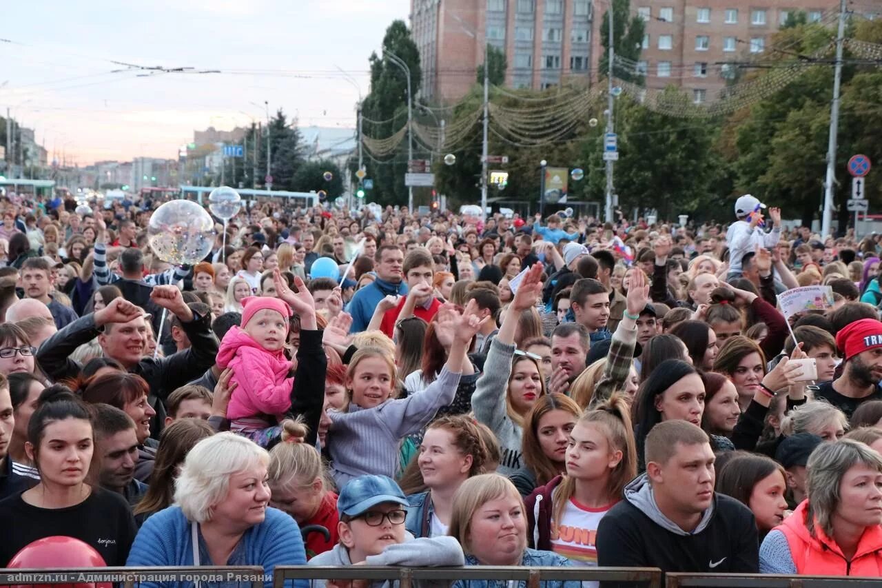 Самые интересные новости за неделю в россии. День города в Рязани. Жители города Рязань. Население города Рязань. День города толпа.