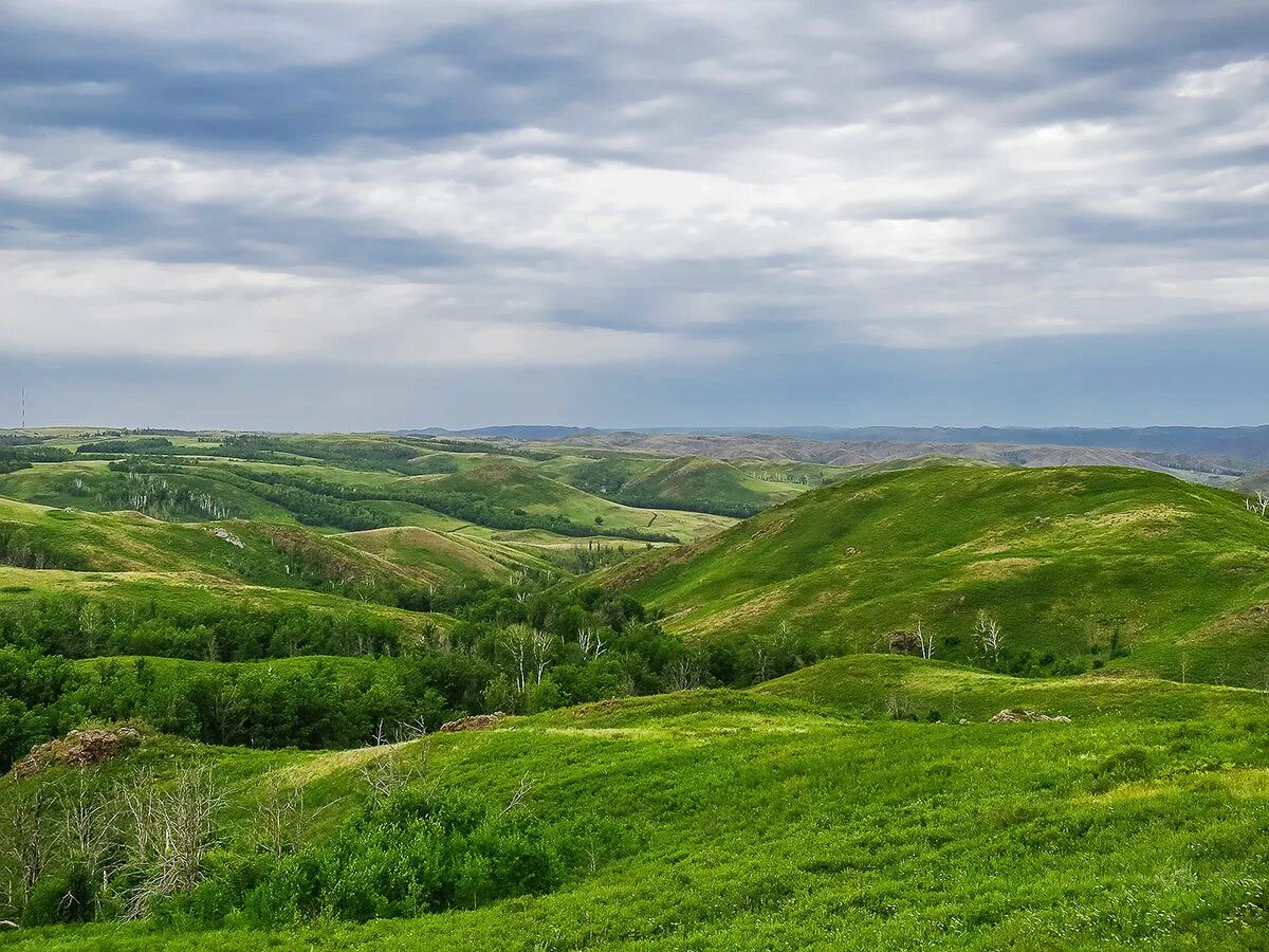 Красивые оренбургской области. Губерлинские горы Оренбургская. Оренбург Губерлинские горы. Губерлинские горы река Урал. Уральские горы в Оренбургской области Новотроицк.