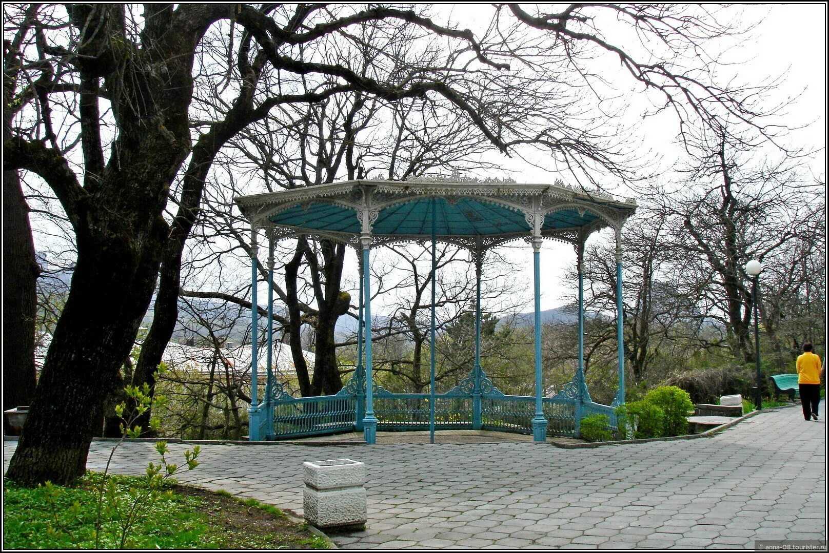 Погода в минеральных водах сегодня по часам. Музыкальная Ротонда Железноводск. Музыкальная беседка в Железноводске. Ротонда Кисловодск. Музыкантская беседка Железноводск.