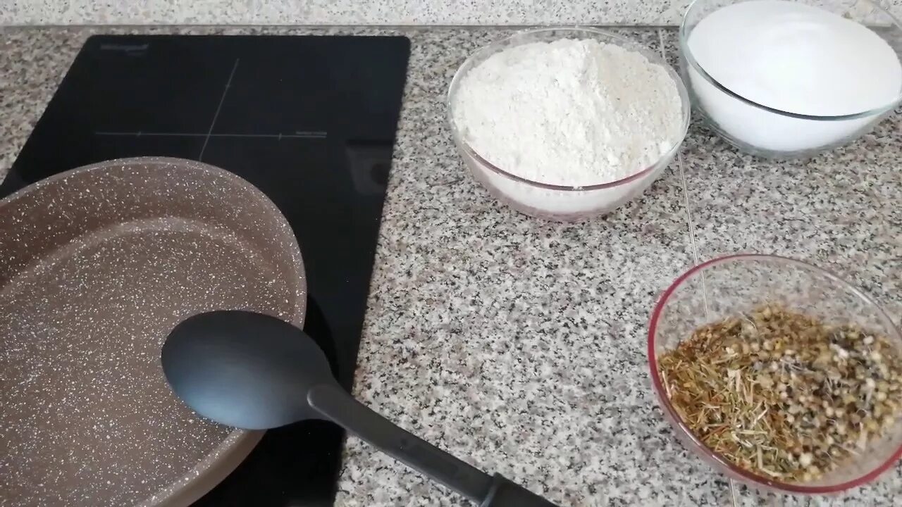 Четверговая соль в блюдах. Прокалить сковороду с солью. Свечи с четверговой солью. Четверговая соль белая. Магическая четверговая соль.