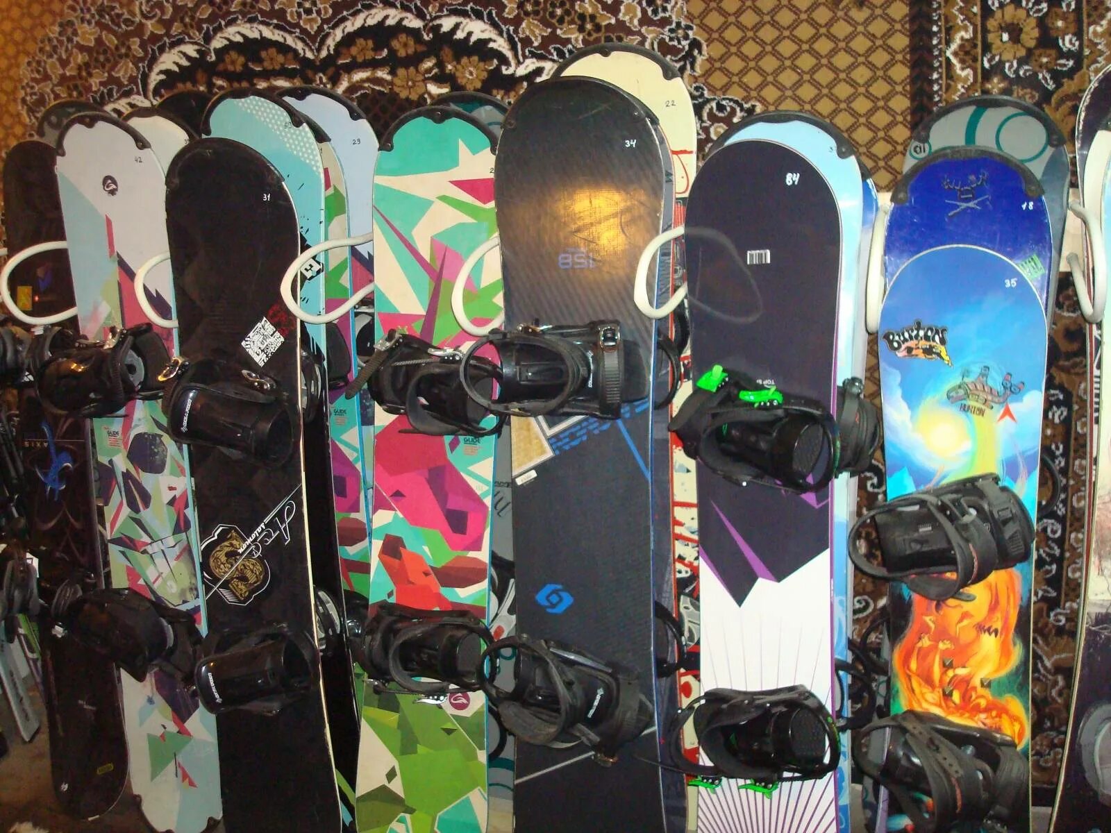 сноуборды напрокат. прокат лыж и сноубордов. прокатский парнас. сноуборт на прокат в магнитогорске. аренда сноуборда самара.
