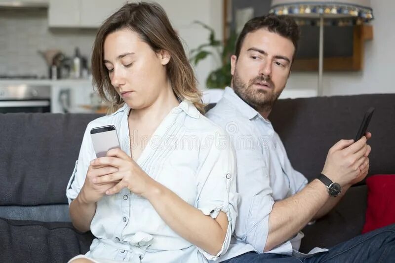 Really cheating image. Девушка кричит. Фото чаттинга. Обманутое время. Cheating while phone.