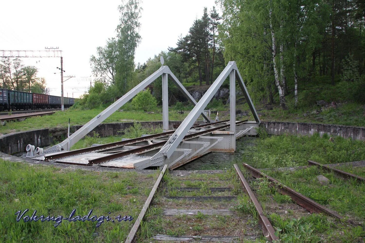 Приозерск станция разворотный круг. Поворотный круг ЖД депо. Поворотный круг Приозерск. Поворотный круг для локомотивов.