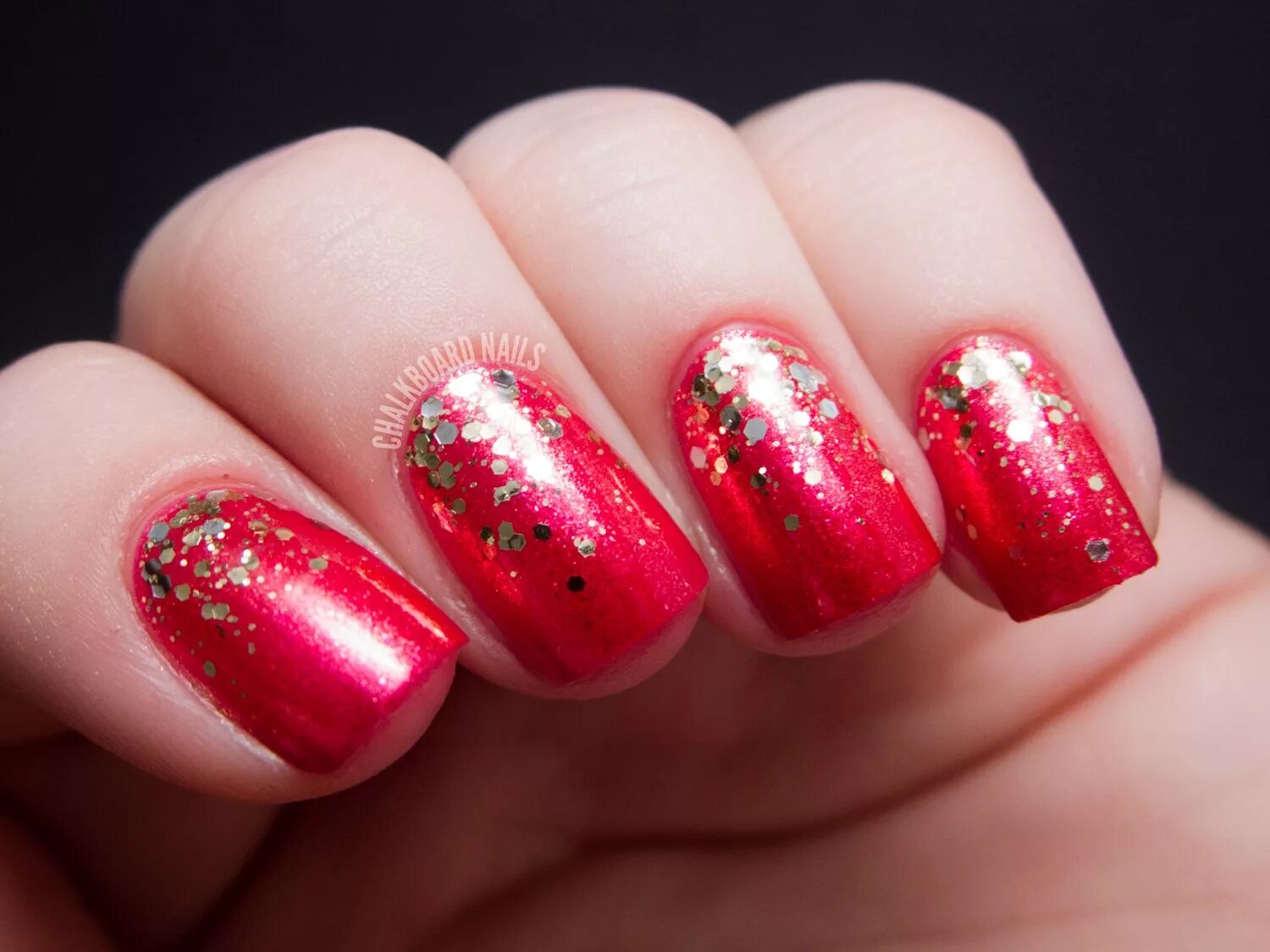 маникюр красный шиммер. красные ногти с блестками. маникюр в красном цвете с блестками. маникюр в красном цвете с блестками. красный маникюр с блестками.