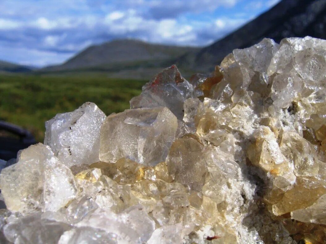 Приполярный урал добыча горного хрусталя. Дымчатый кварц приполярный урал. Камни венеры. Дымчатый кварц приполярный урал. Кварц приполярный урал.