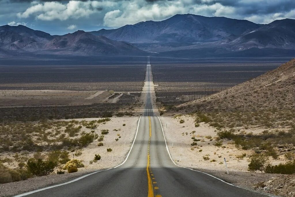 Долина смерти калифорния. Дорога в долину. Саяны горы тункинская долина. Джаспер штат невада. Долина пустынная трасса америка.
