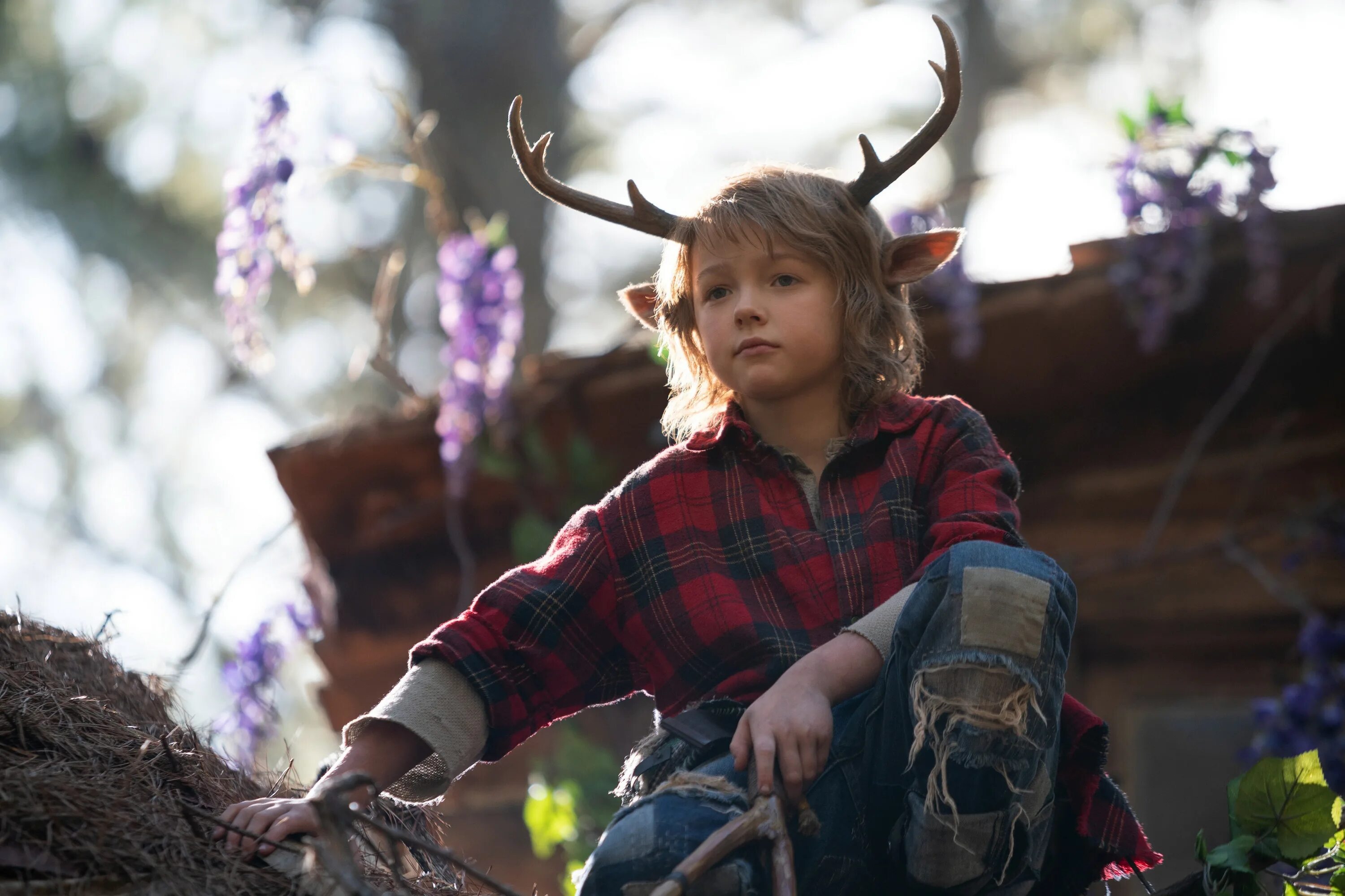 Мальчик с оленьими рогами 2021 Нетфликс. Кристиан Конвери мальчик с оленьими рогами.