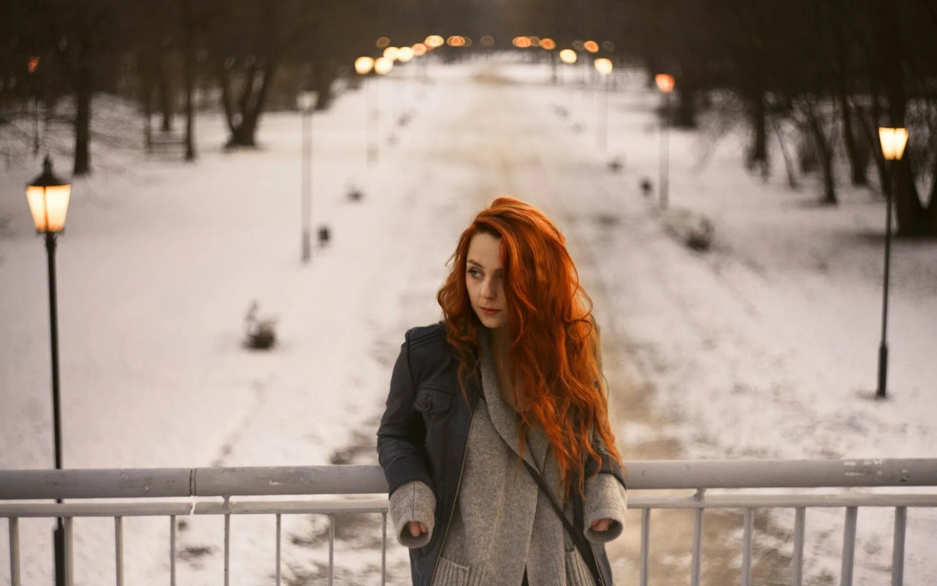 Ночь ожиданья холод боль ремикс. Девушка зима. Девушка зимой. Рыжая девушка зима. Рыжая девушка на фоне зимы.
