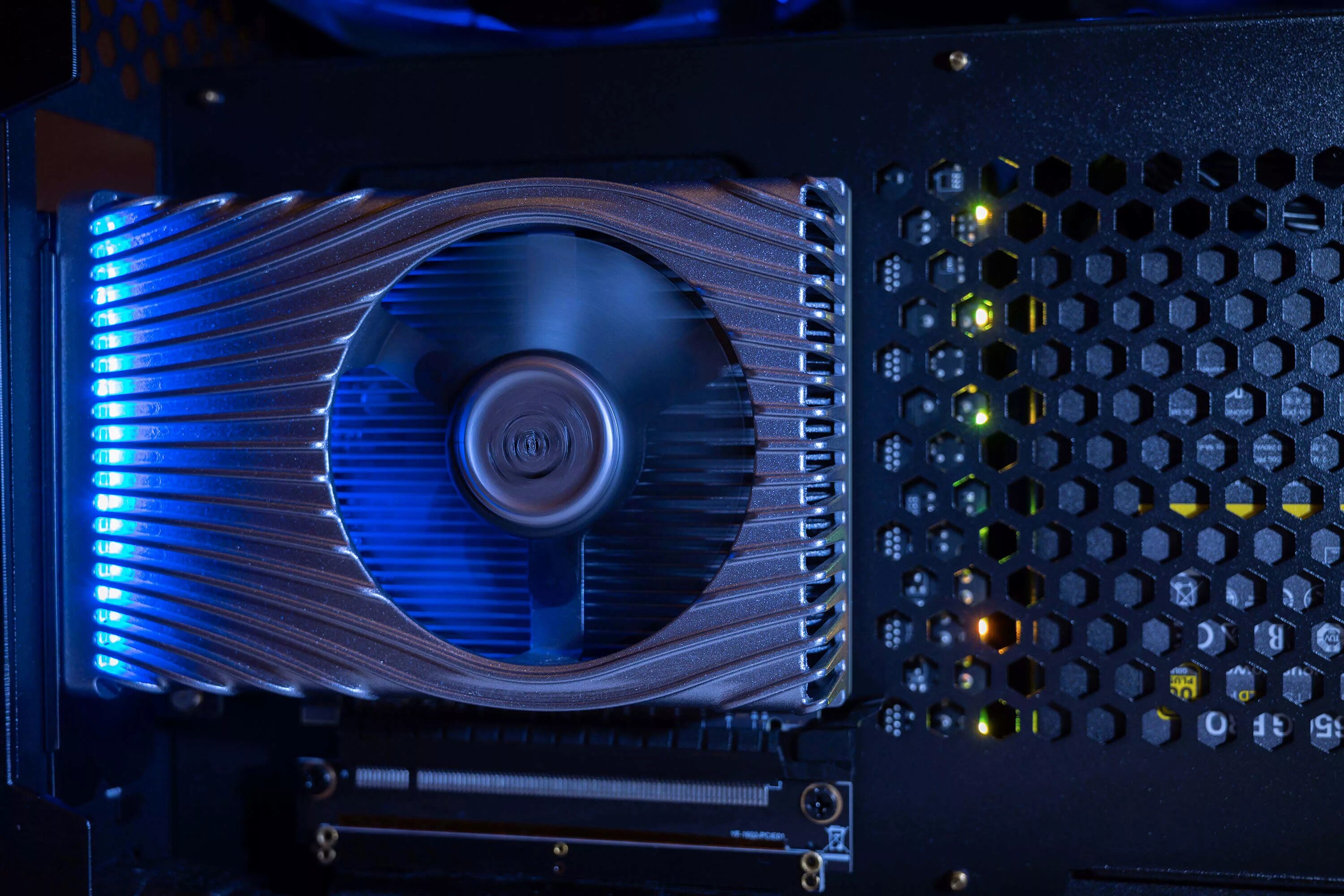 Игры для дискретных видеокарт. Intel xe-hpg dg2. intel dg2 видеокарта. видеокарты intel graphics xe. intel xe видеокарта.