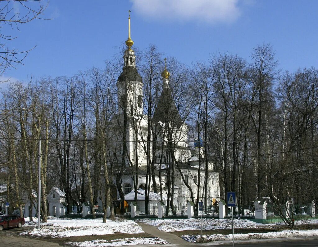 юности дом 17. московский гуманитарный колледж на выхино. москва улица юности 17. ул. церковь успения пресвятой богородицы в печатниках фасад.