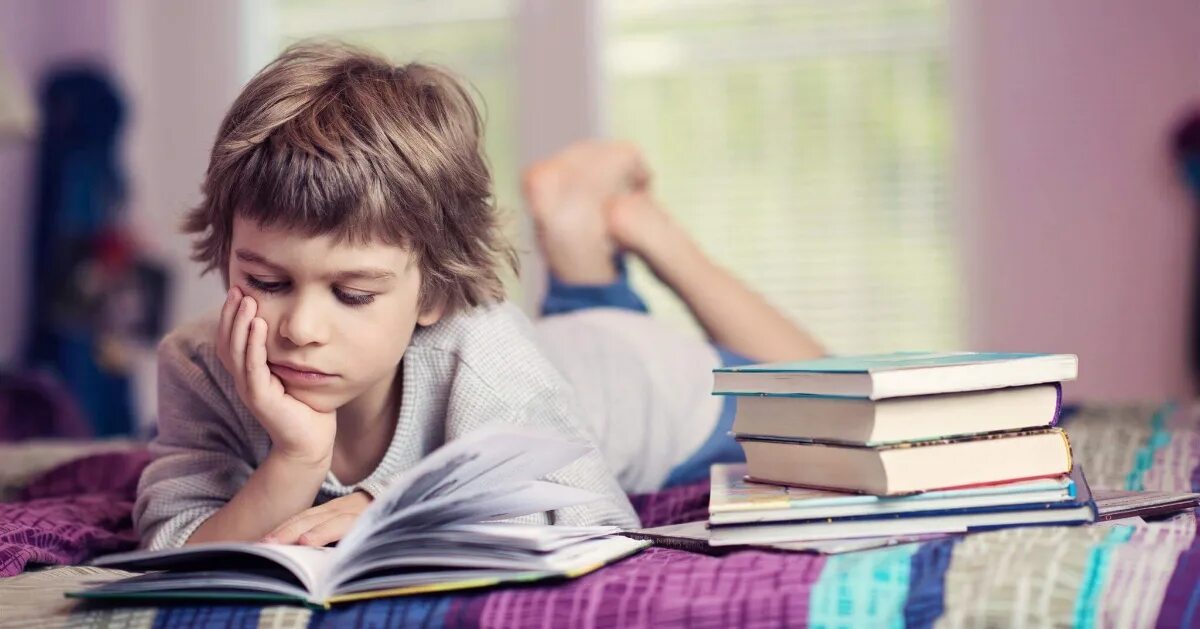 Мальчик читает домов. Подросток с книгой. школьник с книгой. книга для мальчиков. чтение подростки.