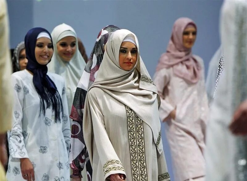 Можно мусульманину носить золото. Хаят мусульманская одежда. Хаят одежда для мусульманок. Мусульманская одежда в мечети в Москве. Саудовская Аравия абайя.