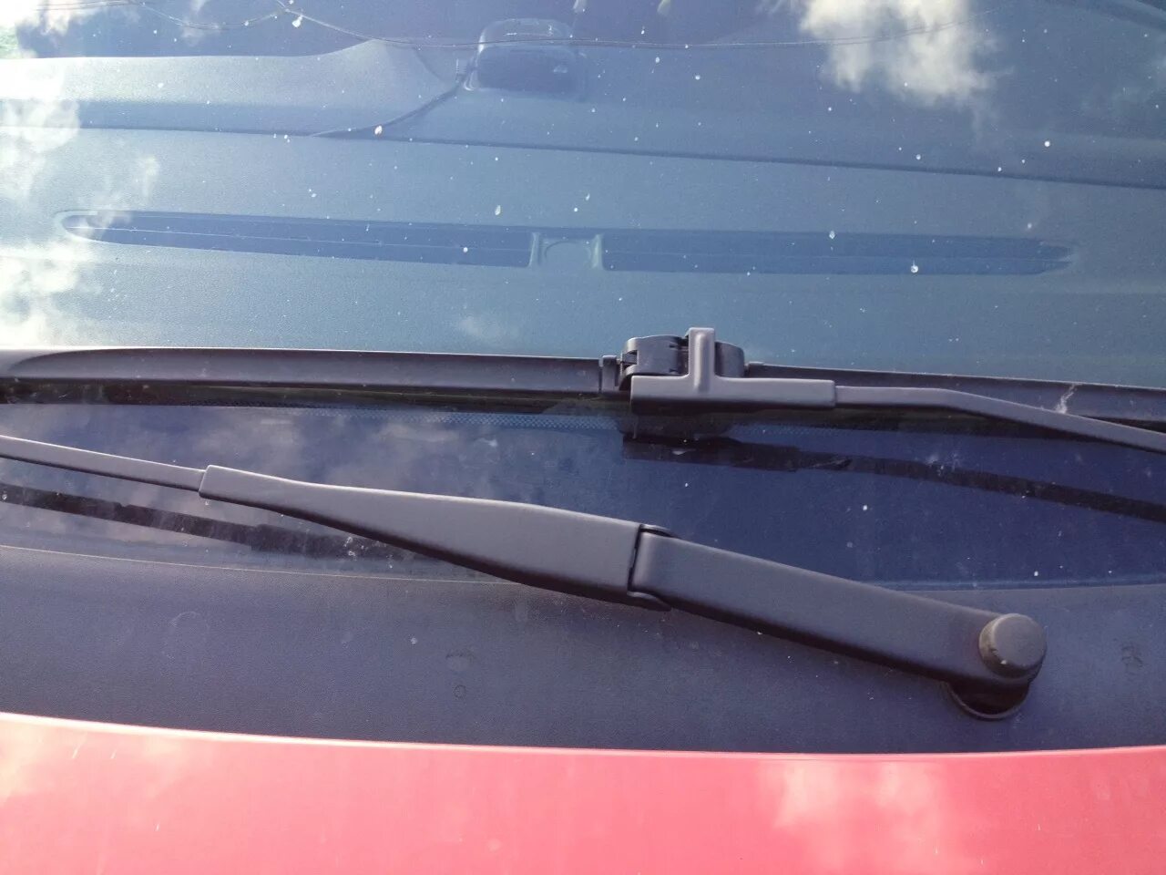 Дворники форд куга. Поводки стеклоочистителя Ford Kuga 2013. Задний дворник Trico EXACTFIT Rear ex402. Крепление дворников Форд Мондео 5. Щетка задняя стеклоочистителя Ford Focus 2 купе.