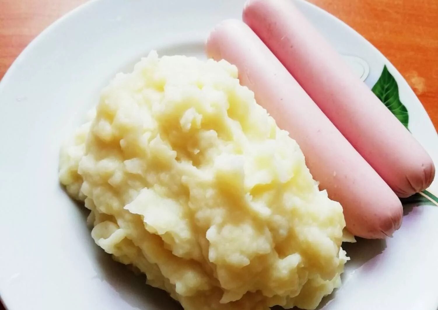 Картофельное пюре с колбасой. Пюре с сосиской. картофельное пюре с сосисками. картошка пюре с сосисками. картофельное пюре с сардельками.