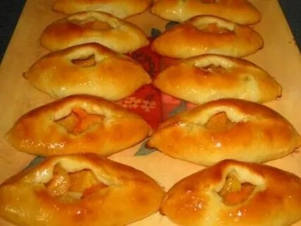Дрожжевые пирожки в духовке с курагой