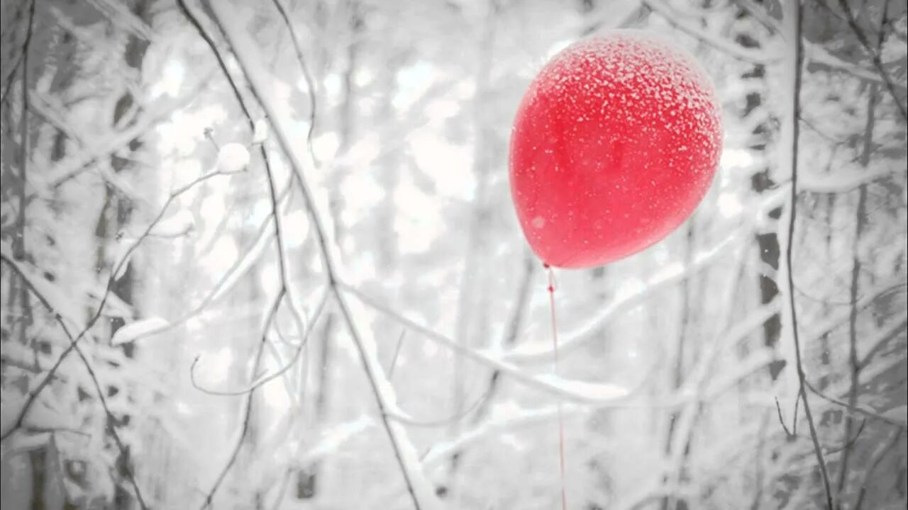 Воздушные шарики зимой. Шары зимой. Воздушный шар на морозе. Шарик со снегом.
