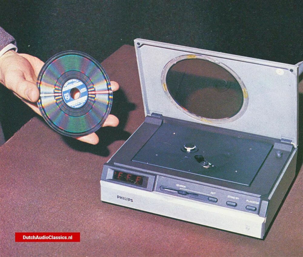 Первая компакт. CD проигрыватель Sony 1982 года. Первый компакт диск Philips 1981. CD Player Philips 2000. Филипс компакт диск 1979.