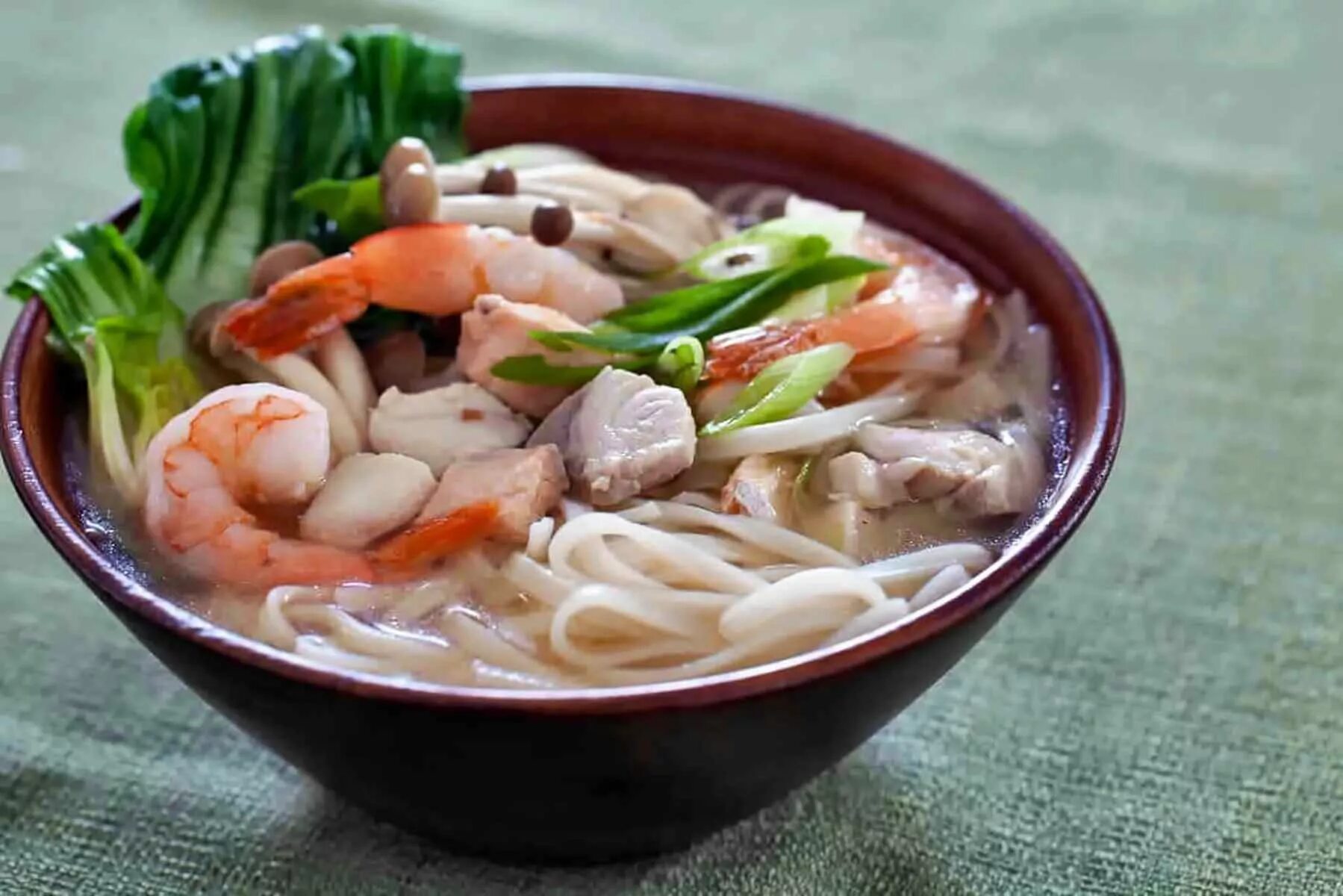 том ям в кафе тайланде. суп с фунчозой и морепродуктами. рамен с креветками биск. суп с креветками. чой лмрнлми.