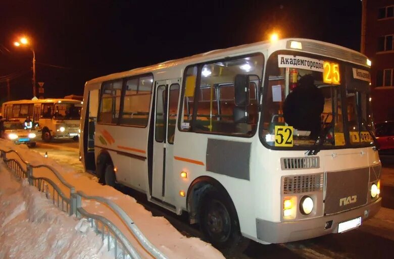 Можно колеса автобус. Колесо автобуса. Автобус Томск. Томские маршрутки. Маршрутные автобусы Томск.