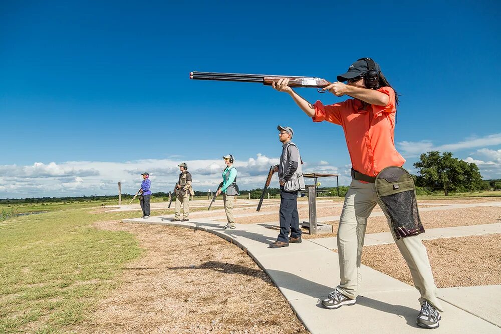 Девушка стреляет. Частая и сильная стрельба из многих. Частая и сильная стрельба из многих. Стрельба из пистолета армия. Частая и сильная стрельба из многих.