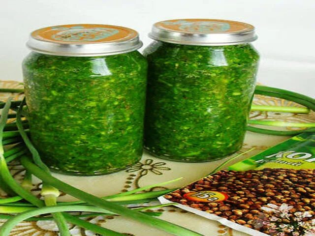 Аджика из черемши на зиму. Заготовки из чесночных стрелок на зиму. закуска из чесночных стрелок на зиму. заготовки на зиму чесночные стрелки. черемша из чесночных стрелок.