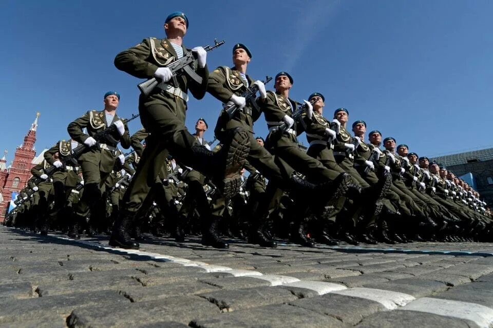 Военные идут. Солдаты на параде. Строй солдат на параде. Солдаты маршируют. Парад солдаты маршируют.