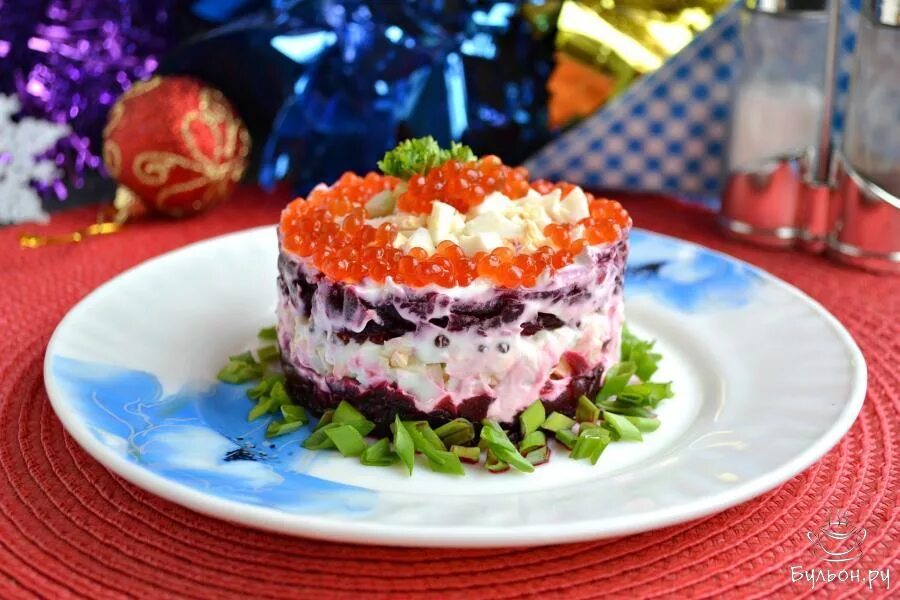 Порционные салаты на праздничный стол. Слоеный салат с икрой. Салат слоеный с красной икрой. Новогодние салаты порционные.