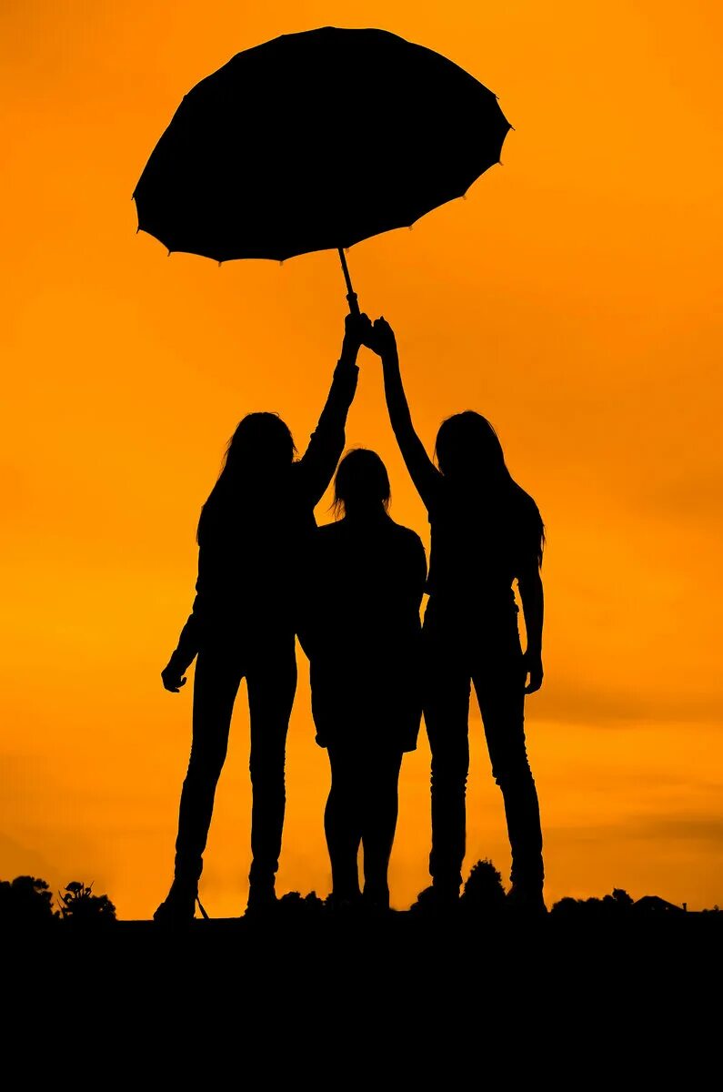 Три подруги на закате. Трое под зонтом. Силуэт трех девушек. Три девочки на закате.