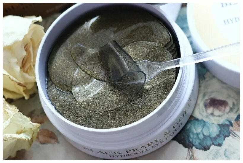 Патчи черного цвета. Petitfee гидрогелевые патчи для глаз black pearl &amp; gold hydrogel eye patch. petitfee гидрогелевые патчи с экстрактом чёрного жемчуга и био-частицами золота black pearl &amp; gold hydrogel eye patch. патчи растворяющиеся на коже. гидрогелевые патчи для области вокруг глаз с пудрой черно....