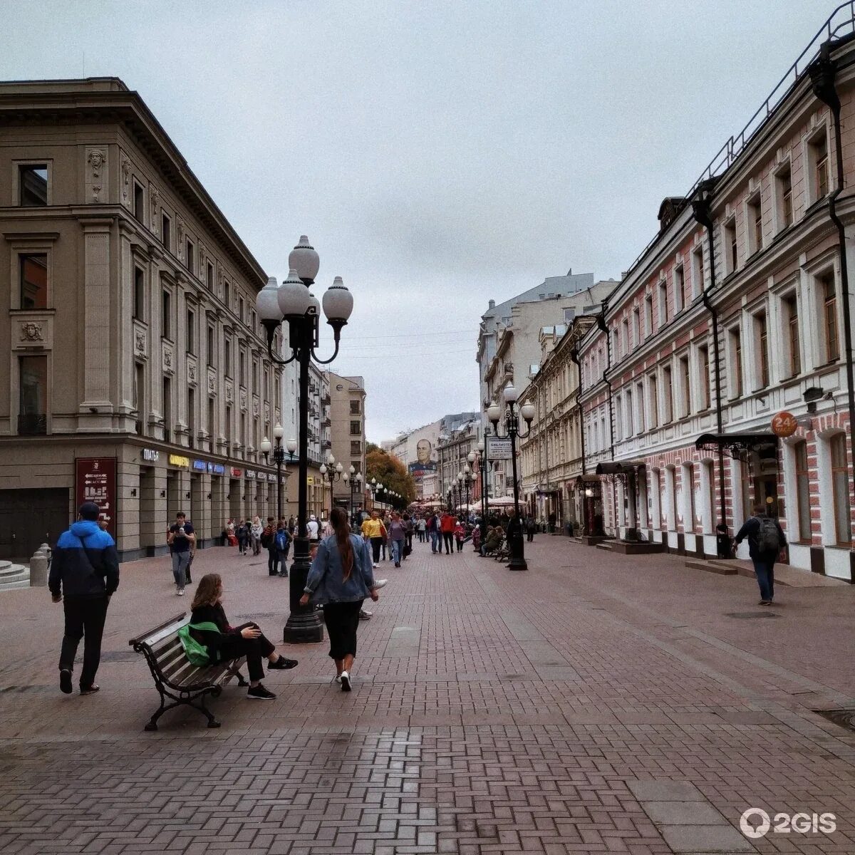 Улица старый арбат в москве. Арбатская улица москва. Малый арбат москва. Улица арбат в москве сейчас. Улица старый арбат в москве.
