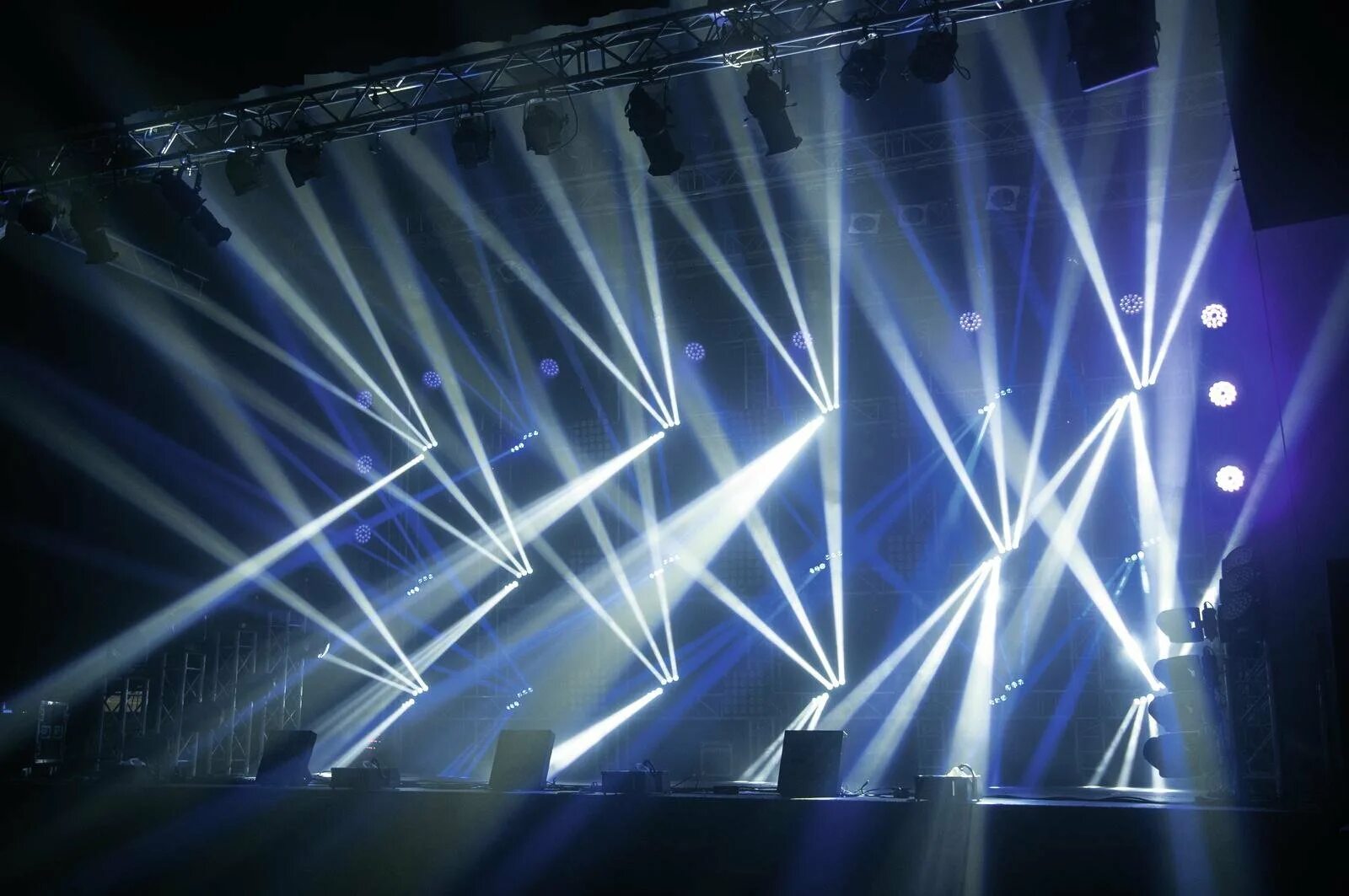 прожектор для сцены. песня прожектор. софиты на сцене. концерт освещение. прожектор для сцены.