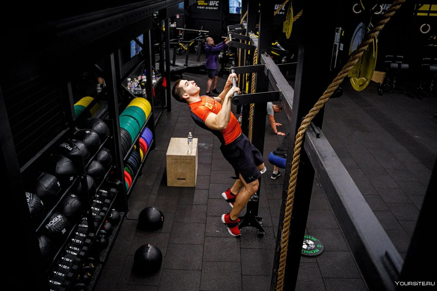 Crossfit reebok box. Зал для кроссфита. Кроссфит мужчины. Lomov fight 1905. Кроссфит бокс.