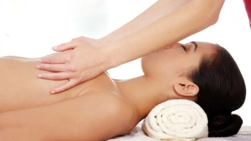 Спортивный массаж спины. Массаж для увеличения верхней губы. Лимфодренажный массаж ног. Губы после введения филлера. Самомассаж верхней губы.