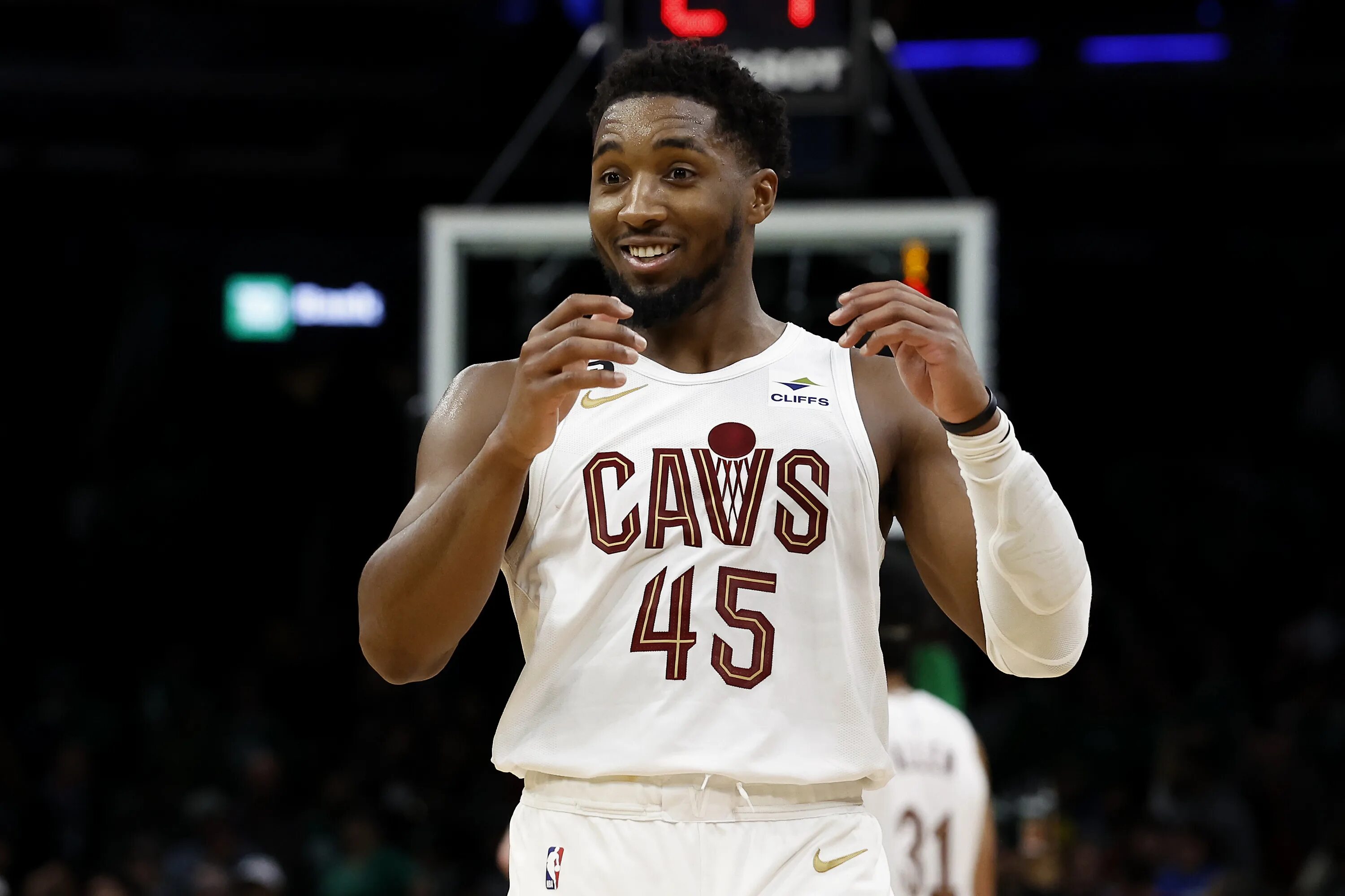 Митчелл янг и такер киприано. Donovan mitchell. донован митчелл баскетболист. донован митчелл данк. донован митчелл размах рук.