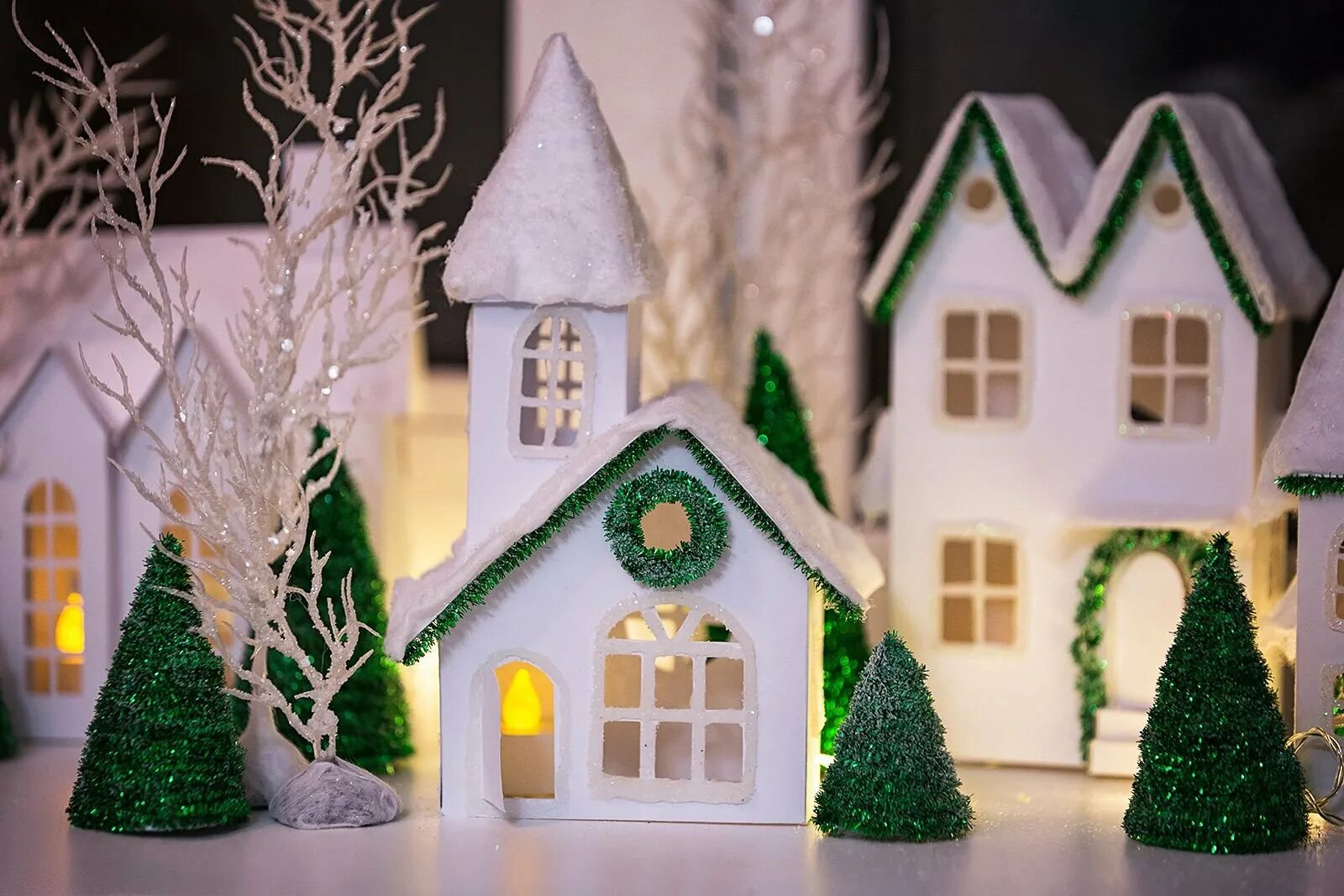 новогодний домик. домик декоративный новогодний. новогодние картонные домики. домики бумажные новогодние. домики из картона на новый год.