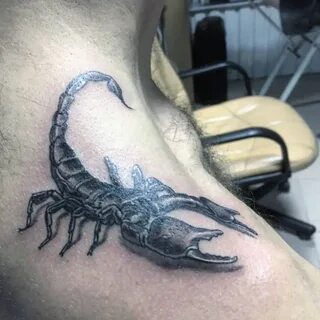 Тату скорпион на грудине