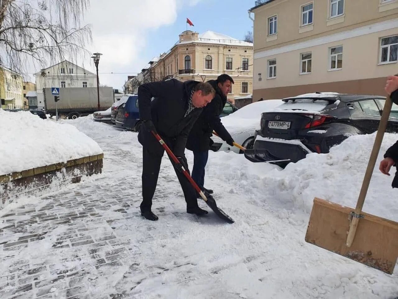 Караев и Караник. Уборка снега. Чистка снега вручную. Гродно снег.